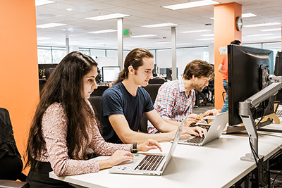 Menschen, die an Computern arbeiten